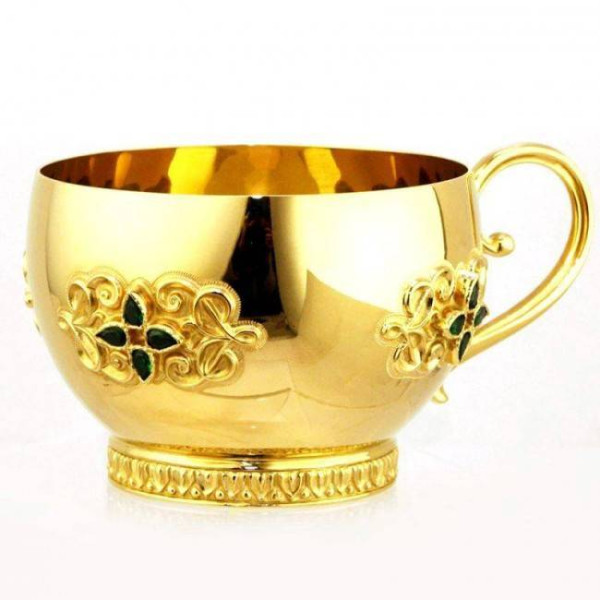 Drinking mug made of brass in gilt