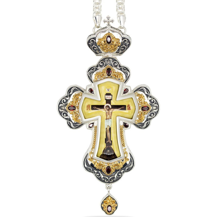 Mosazný kříž s fragmentárním zlacením a řetězem