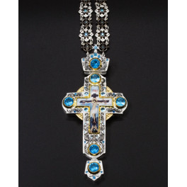 Postříbřený mosazný pektorální kříž s řetízkem a zlacením