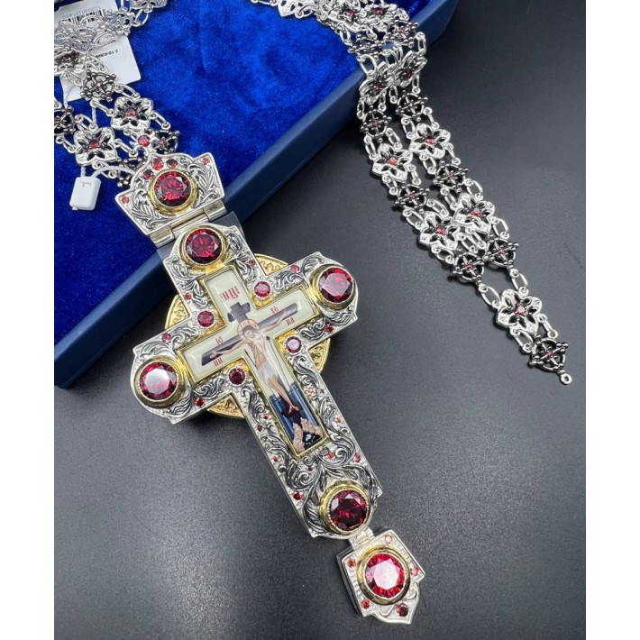 Postříbřený mosazný pektorální kříž s řetízkem a zlacením